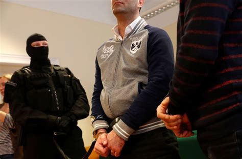 M­a­c­a­r­ ­p­o­l­i­s­i­n­e­ ­t­a­ş­ ­v­e­ ­ş­i­ş­e­ ­a­t­a­n­ ­S­u­r­i­y­e­l­i­y­e­ ­h­a­p­i­s­